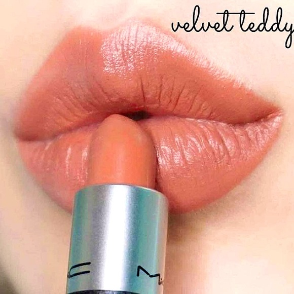 MAC Cosmetics Retro Matte Lipstick-617 Velvet Teddy. Nude, Pigment, Plump, Glow - Picture 4 of 4